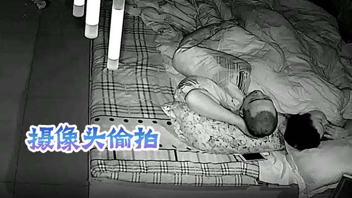 摄像头偷拍五金店夫妻做爱把熟睡的媳妇搞醒了像俄狼一样趴在老公上面摆动